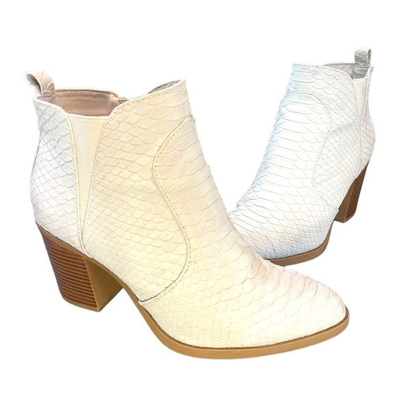 Altar'd State Brynn Ankle Bootie Off White Snake Skin Pointed Toe Women's Sz 9 - Picture 11 of 16